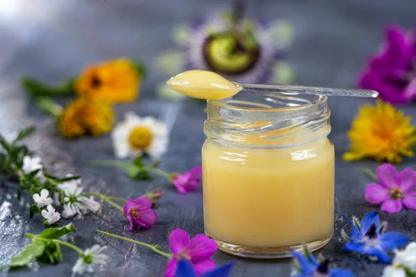 Produkty Pszczele Miód Pyłek Propolis Świeże Kwiaty Apiterapia Zdrowe Produkty — Zdjęcie stockowe