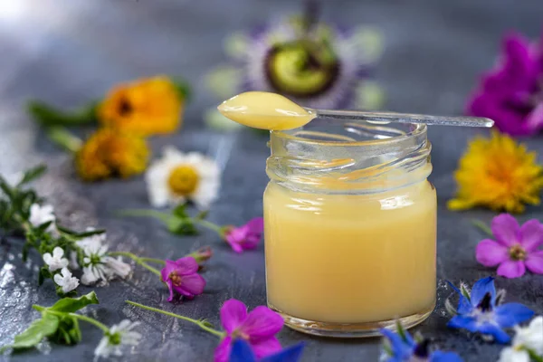 Arı ürünleri. Bal, polen, propolis, taze çiçekler Apioterapi Arıların yaptığı sağlıklı ürünler