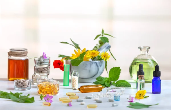 Mortel Gevuld Met Geneeskrachtige Planten Omgeven Door Voedingssupplementen Homeopathie Etherische — Stockfoto