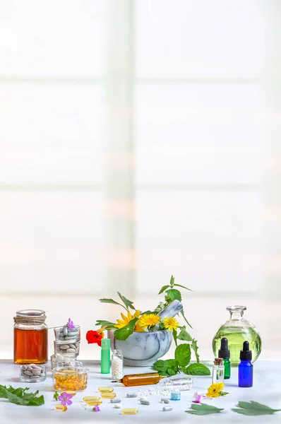 Mortero Lleno Plantas Medicinales Rodeado Suplementos Dietéticos Homeopatía Aceites Esenciales —  Fotos de Stock