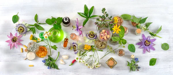 Sebze Yağı Kozmetik Ürünleri Kapsüller Gıda Takviyeleri Etrafındaki Tutku Çiçekleri — Stok fotoğraf