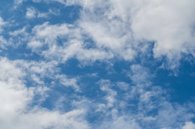 Parlak mavi gökyüzü beyaz bulutlarla çevriliydi, atmosfer cennet gibiydi..