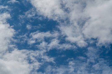 Parlak mavi gökyüzü beyaz bulutlarla çevriliydi, atmosfer cennet gibiydi..