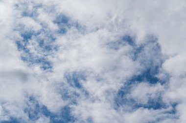 Parlak mavi gökyüzü beyaz bulutlarla çevriliydi, atmosfer cennet gibiydi..
