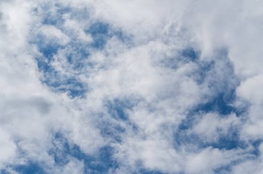 Parlak mavi gökyüzü beyaz bulutlarla çevriliydi, atmosfer cennet gibiydi..