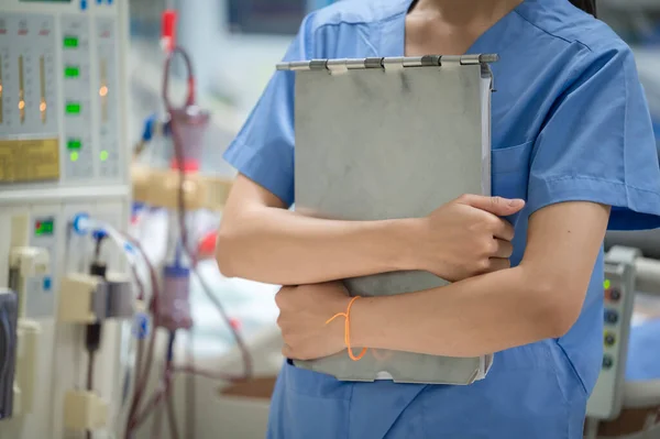 Specialist Controleert Continue Niervervangende Therapie Apparatuur Injectiepomp Hemodialyse Machine Rechtenvrije Stockfoto's