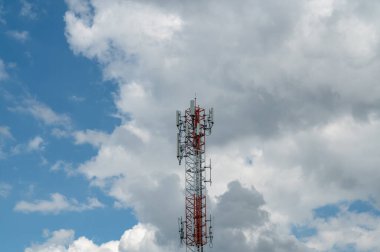 Mavi gökyüzündeki anten tekrarlayıcı kulesi.