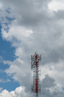 Mavi gökyüzündeki anten tekrarlayıcı kulesi.