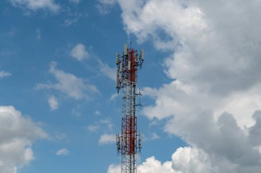 Mavi gökyüzündeki anten tekrarlayıcı kulesi.