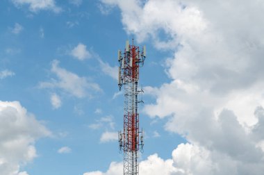 Mavi gökyüzündeki anten tekrarlayıcı kulesi.