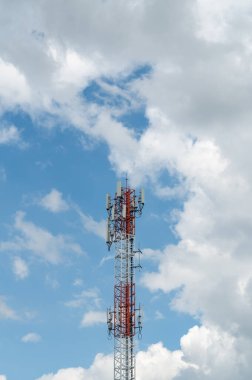 Mavi gökyüzündeki anten tekrarlayıcı kulesi.