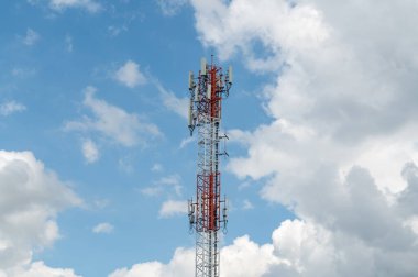 Mavi gökyüzündeki anten tekrarlayıcı kulesi.