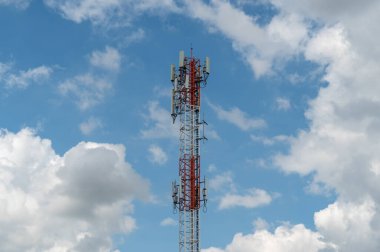 Mavi gökyüzündeki anten tekrarlayıcı kulesi.