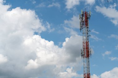 Mavi gökyüzündeki anten tekrarlayıcı kulesi.
