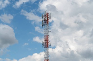 Mavi gökyüzündeki anten tekrarlayıcı kulesi.