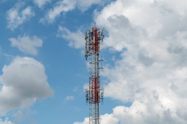Mavi gökyüzündeki anten tekrarlayıcı kulesi.