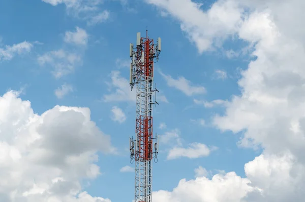 Mavi Gökyüzündeki Anten Tekrarlayıcı Kulesi — Stok fotoğraf
