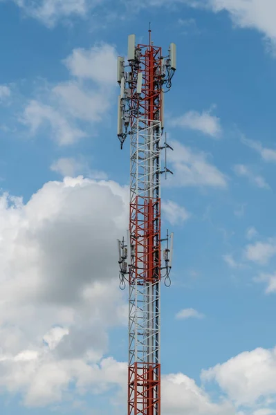 Mavi Gökyüzündeki Anten Tekrarlayıcı Kulesi — Stok fotoğraf