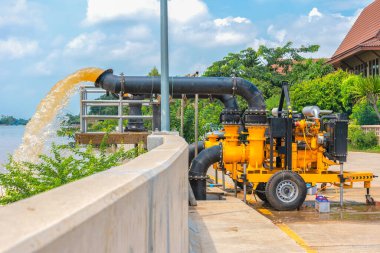 Singburi, Tayland-Ekim 2021: Sızıntı yolu, Siphon borusu, barajın boşaltılması için büyük bir pompa, barajın boşaltılması için büyük bir drenaj çıkışı, barajın çelik boru drenajı kullanılması