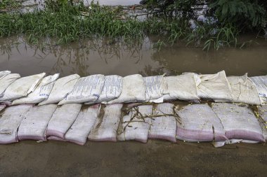 Singburi, Tayland - 4 Ekim 2021 Tayland selleri, Doğal afet, selin ve sellerin korunması