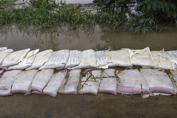 Singburi, Tayland - 4 Ekim 2021 Tayland selleri, Doğal afet, selin ve sellerin korunması