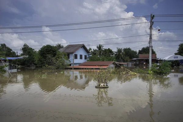Singburi, Tayland - 4 Ekim 2021 Tayland selleri, Doğal afet, selin ve sellerin korunması