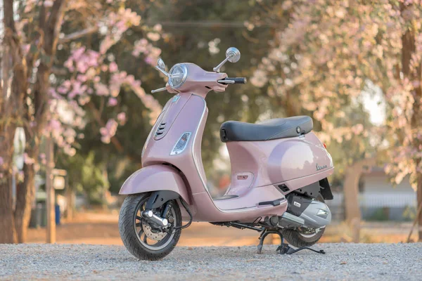 Singburi, Tayland - 27 Şubat 2022 Yeni Vespa İtalyan tasarımı scooter 'ı yol kenarına park edilmiştir..