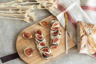 Peynirli Taze İncir Tahta Arkaplanlı Sandviçler Sağlıklı Yemek Konsepti