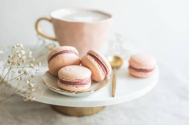 Yatakta kahvaltı, bir fincan kapuçino, çiçekler, bahar, kadınlar günü.