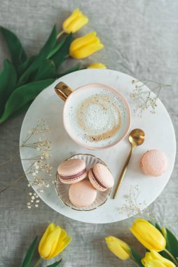 Yatakta kahvaltı, bir fincan kapuçino, çiçekler, bahar, kadınlar günü.