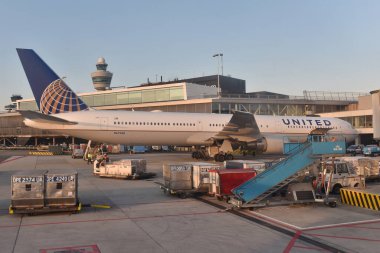 Amsterdam, Hollanda - 23 Mart 2017: Uçaklar sabah erken saatlerde Amsterdam Havalimanı Schiphol terminalinde yıkandı.