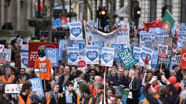 Bristol, İngiltere - 4 Şubat 2017: Protestocular, ABD Başkanı Donald Trump 'ın İngiltere ziyaretini ve yedi Müslüman ülkeden ABD' ye seyahatini yasaklayan emrini protesto etmek amacıyla şehir merkezinde yürüdüler.