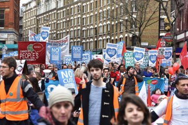 Bristol, İngiltere - 4 Şubat 2017: Protestocular, ABD Başkanı Donald Trump 'ın İngiltere ziyaretini ve yedi Müslüman ülkeden ABD' ye seyahatini yasaklayan emrini protesto etmek amacıyla şehir merkezinde yürüdüler.