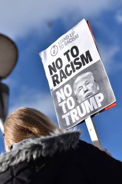 Bristol, İngiltere - 4 Şubat 2017: Protestocular, ABD Başkanı Donald Trump 'ın İngiltere ziyaretini ve yedi Müslüman ülkeden ABD' ye seyahatini yasaklayan emrini protesto etmek amacıyla şehir merkezinde yürüdüler.