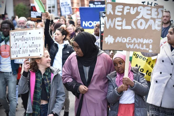 Bristol Velká Británie Února 2017 Protestující Pochodují Centrem Města Demonstrují — Stock fotografie