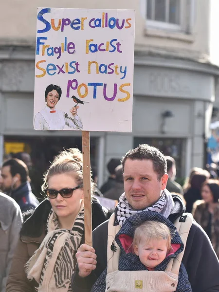 Bristol Reino Unido Fevereiro 2017 Manifestantes Marcham Pelo Centro Cidade — Fotografia de Stock