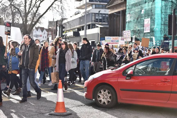 Bristol Großbritannien Februar 2017 Demonstranten Marschieren Durch Die Innenstadt Und — Stockfoto