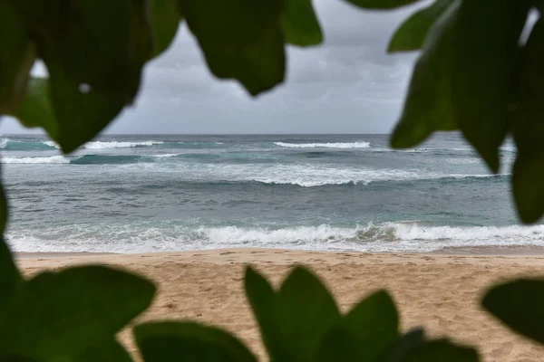 Vlny Zřítilo Pláži — Stock fotografie