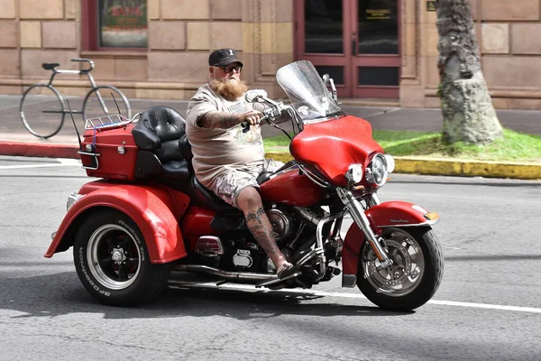 Honolulu Hawaii Usa Listopada 2016 Mężczyzna Jeździ Rowerem Trzykołowym Harley — Zdjęcie stockowe