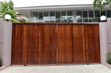 Bir Evin Tahta Kapısı