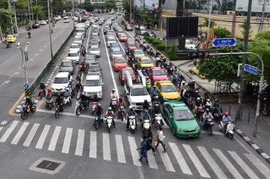 BANGKOK, THAILAND - 4 HAZİRAN 2016: Sathorn ilçesinde yoğun bir yol boyunca kuyruktaki trafik yavaş ilerliyor. Tayland başkentinin yoğun yollarına yılda 150 bin yeni otomobil katılıyor