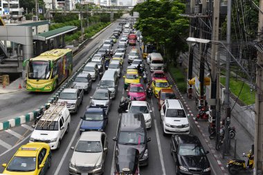 BANGKOK, THAILAND - 4 HAZİRAN 2016: Sathorn ilçesinde yoğun bir yol boyunca kuyruktaki trafik yavaş ilerliyor. Tayland başkentinin yoğun yollarına yılda 150 bin yeni otomobil katılıyor