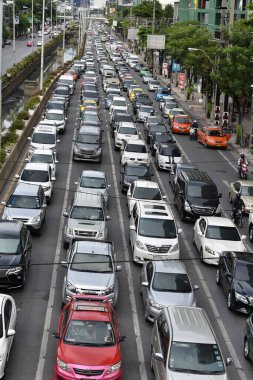 BANGKOK, THAILAND - 4 HAZİRAN 2016: Sathorn ilçesinde yoğun bir yol boyunca kuyruktaki trafik yavaş ilerliyor. Tayland başkentinin yoğun yollarına yılda 150 bin yeni otomobil katılıyor
