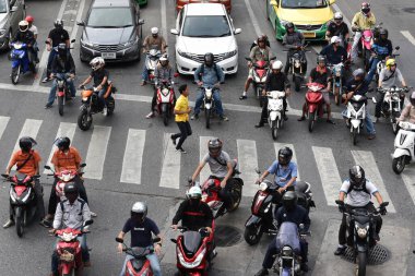 BANGKOK, THAILAND - 4 HAZİRAN 2016: Sathorn ilçesinde yoğun bir yol boyunca kuyruktaki trafik yavaş ilerliyor. Tayland başkentinin yoğun yollarına yılda 150 bin yeni otomobil katılıyor