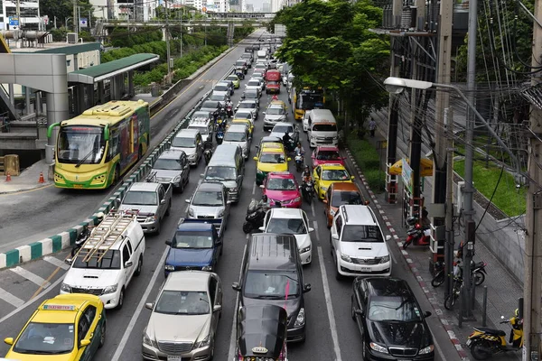 Bangkok Tailândia Julho 2016 Tráfego Fila Move Lentamente Longo Uma — Fotografia de Stock