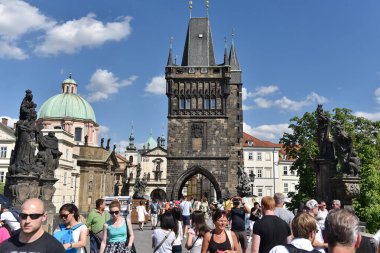 Prag, Çek Cumhuriyeti - 20 Temmuz 2016: Kent merkezindeki tarihi kentte insanlar yürüyor.