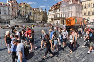 Prag, Çek Cumhuriyeti - 20 Temmuz 2016: Kent merkezindeki tarihi kentte insanlar yürüyor.
