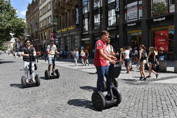 Praag Tsjechie Juli 2016 Mensen Rijden Segway Langs Een Winkelstraat — Stockfoto