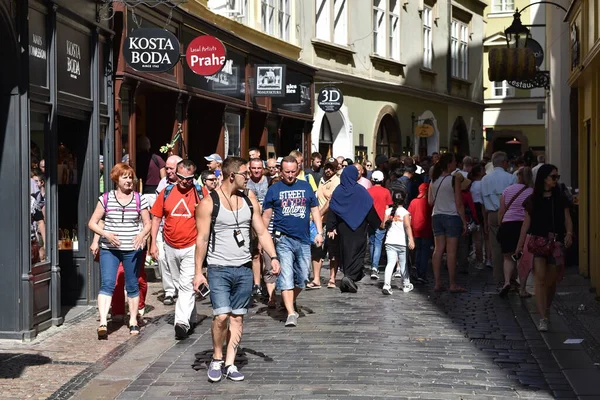 Praag Tsjechie Juli 2016 Mensen Lopen Langs Een Winkelstraat Het — Stockfoto
