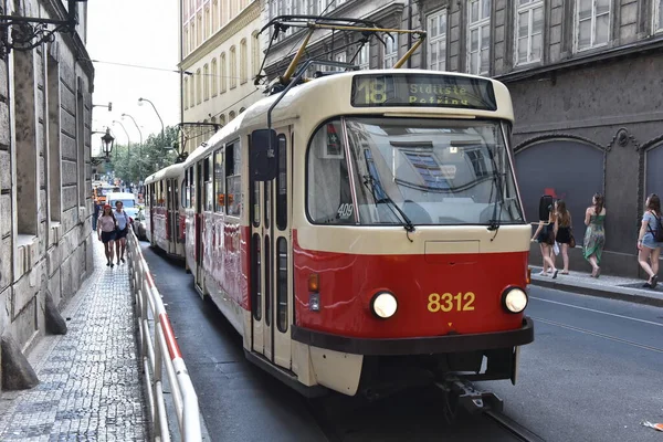 2016年7月20日 チェコ プラハ市内中心部の路面電車が旅客輸送を行う — ストック写真